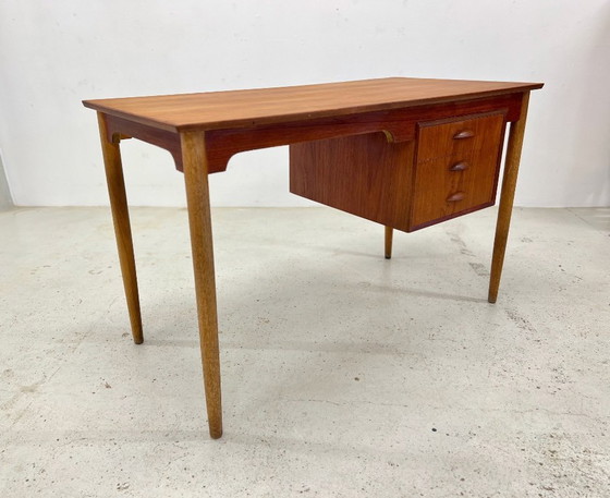 Image 1 of Dänischer Petite Teak-Schreibtisch, 1950er Jahre.