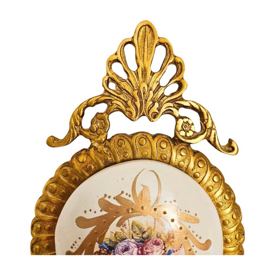Image 1 of Piatto da parete vintage in ottone e ceramica – Opera floreale di Saraya Abden | Elegante decorazione da parete da 40 cm