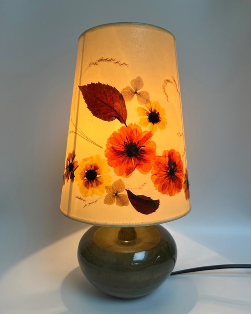 Lampe aus gepressten Blumen aus den 1970er Jahren mit Keramikfuß – Vintage-Boho-Stil