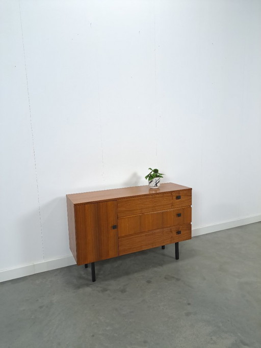 Zapatero con espacio de almacenamiento y tiradores negros.