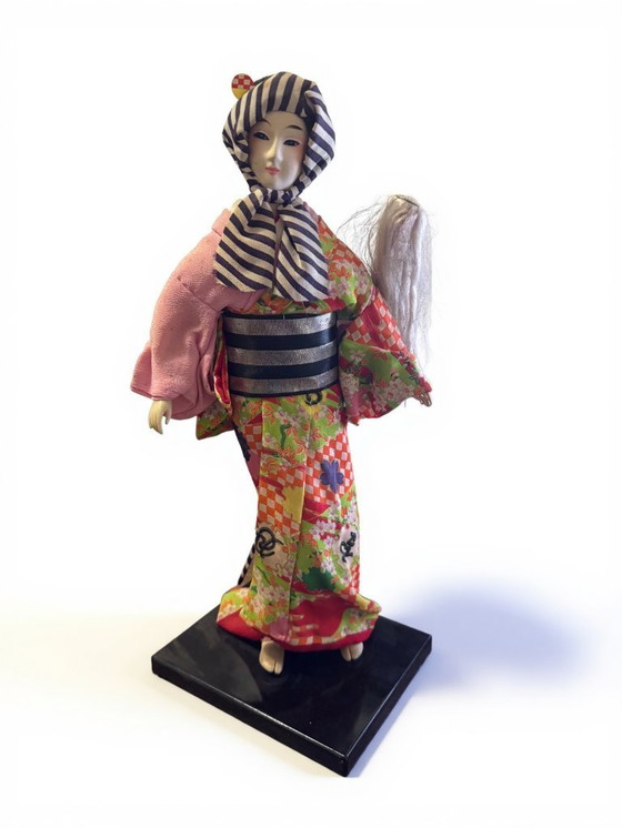 Image 1 of Conjunto de tres muñecas decorativas tradicionales japonesas.