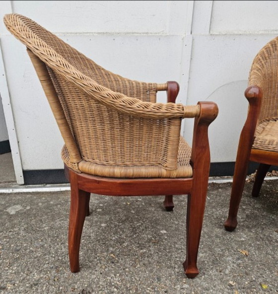 Image 1 of Set van 2 Koloniale Rotan Armstoelen – Hand gevlochten – Massief Houten Frame (Beuken/Mahonie)