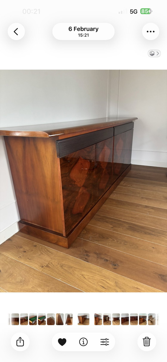 Image 1 of Aparador de lujo de mediados de siglo, hecho a mano en nogal veteado.