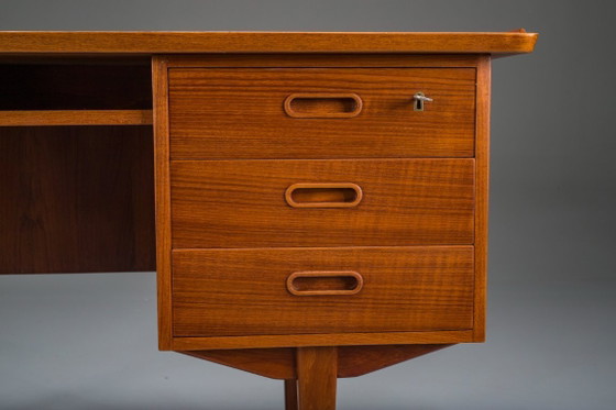 Image 1 of Freistehender dänischer Teak-Schreibtisch aus der Mitte des 20. Jahrhunderts mit erhöhter Kante, 1960er Jahre