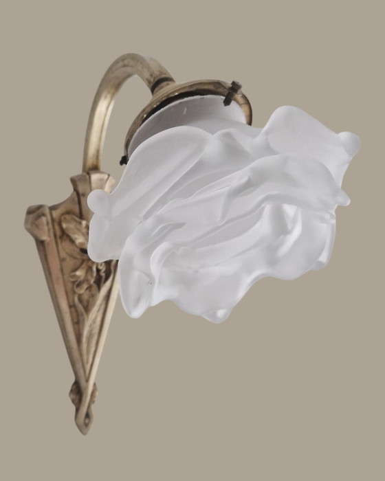 Image 1 of Jugendstil-Wandleuchte aus vergoldeter Bronze – Tulpenförmiger Schirm aus mattiertem Glas – Um 1900