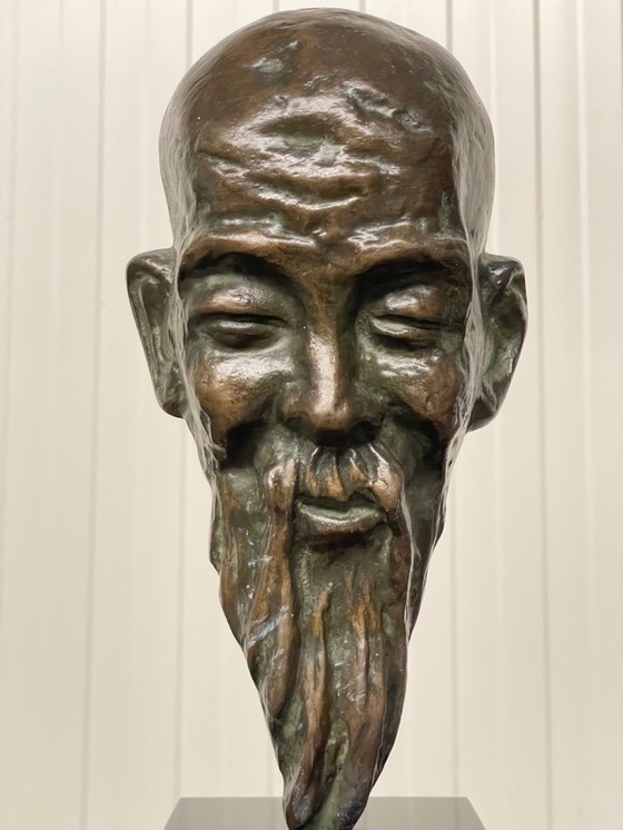Image 1 of Une sculpture en bronze exceptionnelle représentant un homme asiatique