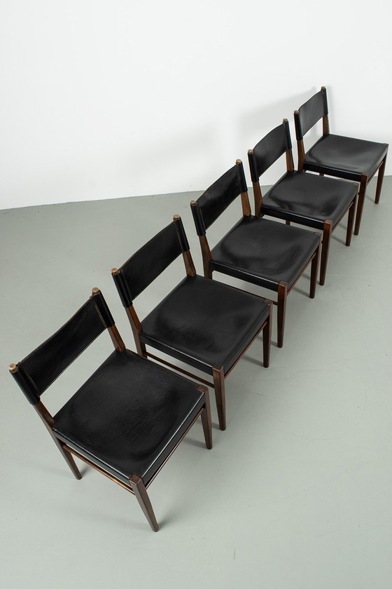 Image 1 of Ensemble de 5 chaises vintage en cuir robuste