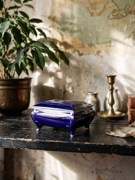 Image 1 of Piccolo portagioie vintage in porcellana blu di Limoges.