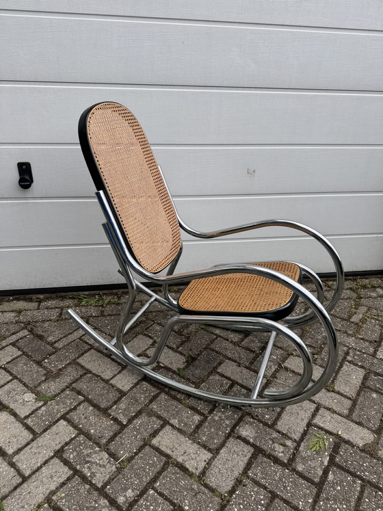 Image 1 of Sedia a dondolo vintage in stile Marcel Breuer con struttura cromata e seduta in vimini.