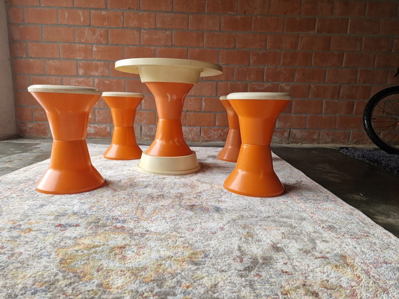Image 1 of 70er Jahre Space Design Henry Massonet Set aus 4 Hockern und Beistelltisch