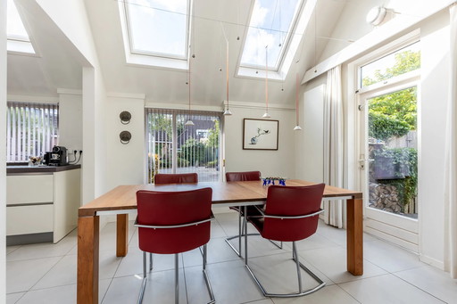 Beautiful Leolux dining table, model Vivre