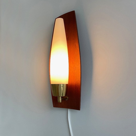 Image 1 of Applique murale moderne du milieu du siècle, design scandinave vintage en teck