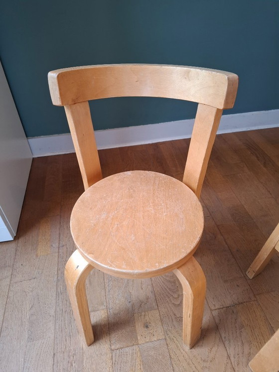 Image 1 of Een paar kinderstoelen in de stijl van Alvar Aalto.