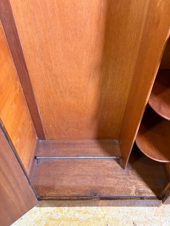 Splendido Armadio Vintage Art Déco Noce Figurato Anni '30 | Impiallacciatura Bookmatched | Fronte Curvo (photo 8 of 12)
