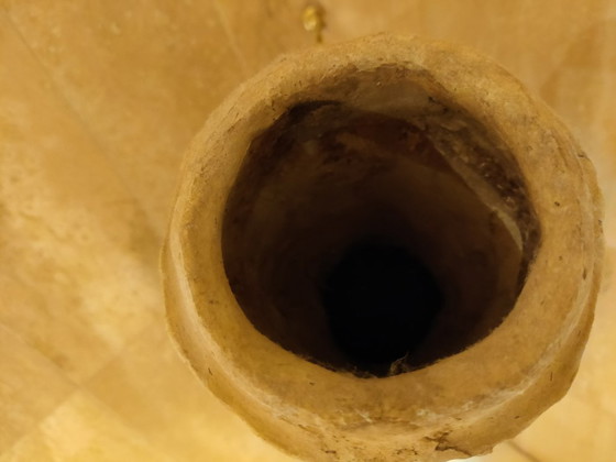 Image 1 of Beige terracotta amfora inclusief houten ondersteuningsbevestiging en dik touw om schuin op te hangen