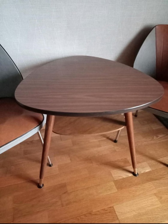 Image 1 of Juego de sillones club de mediados de siglo que incluye una mesa en forma de riñón y tres sillas. Conjunto de asientos estilo ro