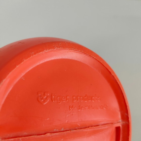 Image 1 of Juego de pulverizador de plantas de plástico Tiger de los años 70 (raro) y lata de almacenamiento/galletas Brabantia