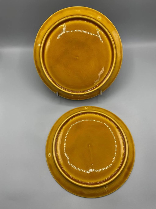 2 piatti da fonduta in terracotta smaltata color giallo senape, con 4 scomparti e decorazione a foglie in (photo 2 of 2)