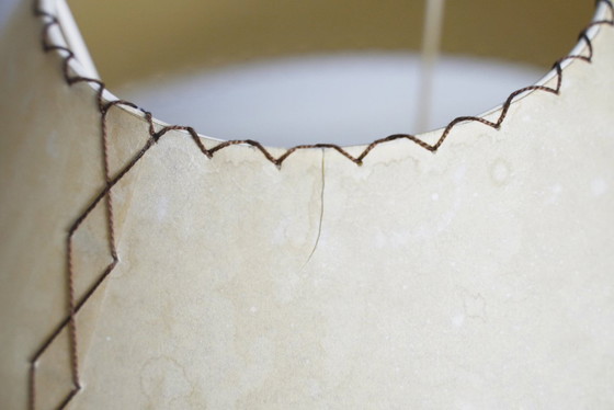 Image 1 of Lampada da tavolo Bonsai Josep Llusca Blauet anni '90, stile spagnolo Mid-Century, in legno di cedro, paralume in pergamena.