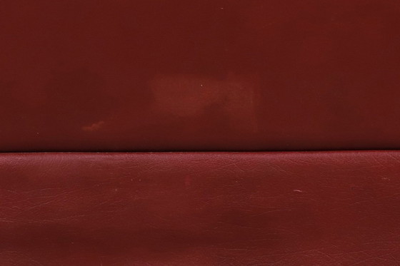 Image 1 of Divano classico a 3 posti in stile Chesterfield – Pelle color sangue di bue e bottoni profondi