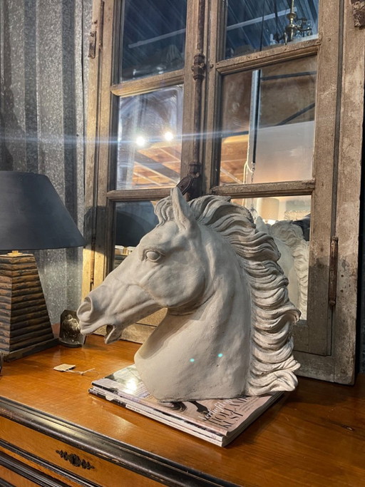 Escultura de cabeza de caballo antigua