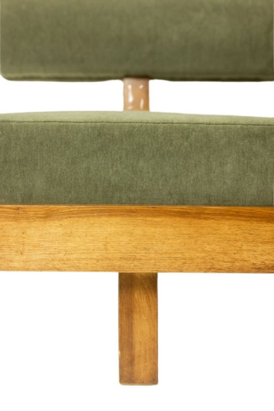 Image 1 of Banco de tres plazas en fresno claro y terciopelo mohair verde. Contemporáneo.