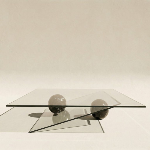 Mesa de centro asimétrica Roche Bobois en vidrio y mármol, de Maurice Barilone, 1980/90