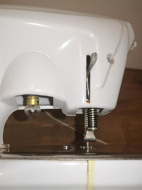 Zeldzame antieke speelgoednaaimachine Ma Cousette / Retro vintage jaren 60 – Ma Couestte (photo 3 of 16)