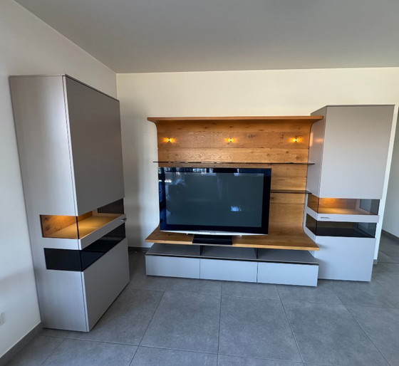 Image 1 of Mobile TV a parete Gwinner in rovere con 2 vetrine e illuminazione integrata.