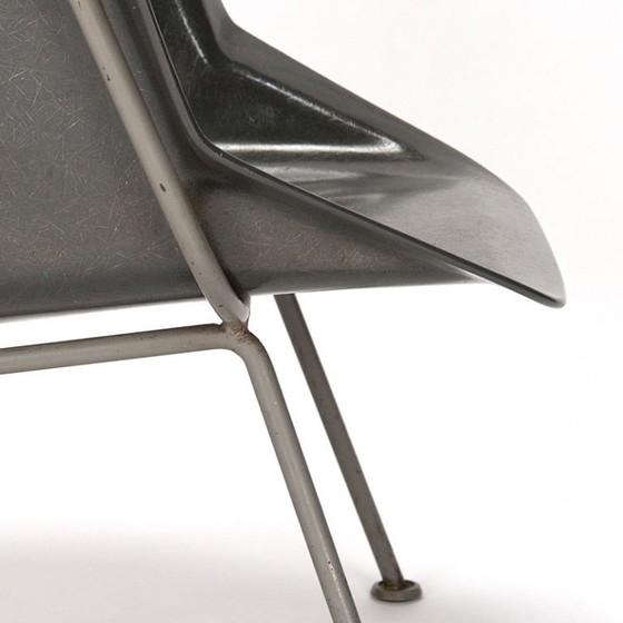 Image 1 of Wim Rietveld y Andre Cordemeyer modelan el sillón 416