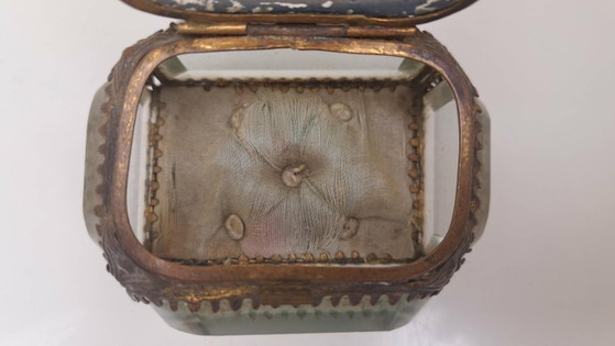 Image 1 of Joyero francés antiguo – Cristal facetado y latón (c. 1900)