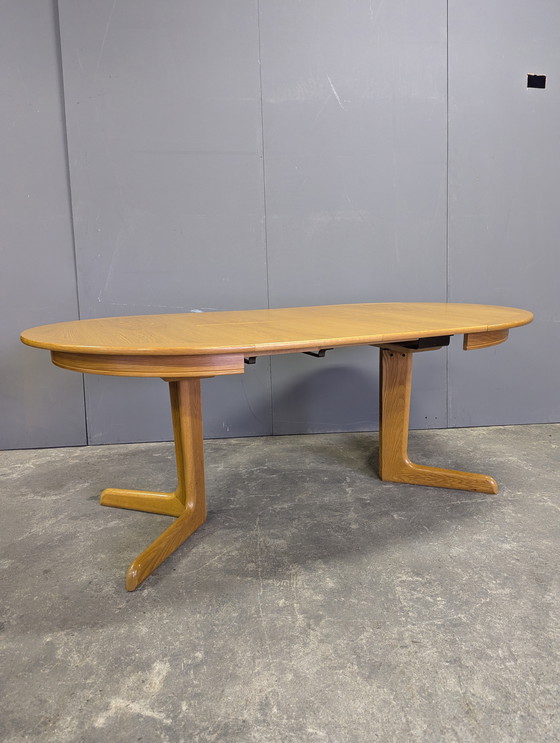 Image 1 of Round Scandinavian dining table, extendable, 110-190cm