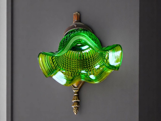Image 1 of Lampada da parete in stile Art Nouveau con tulipano in vetro verde e applique in ottone decorato