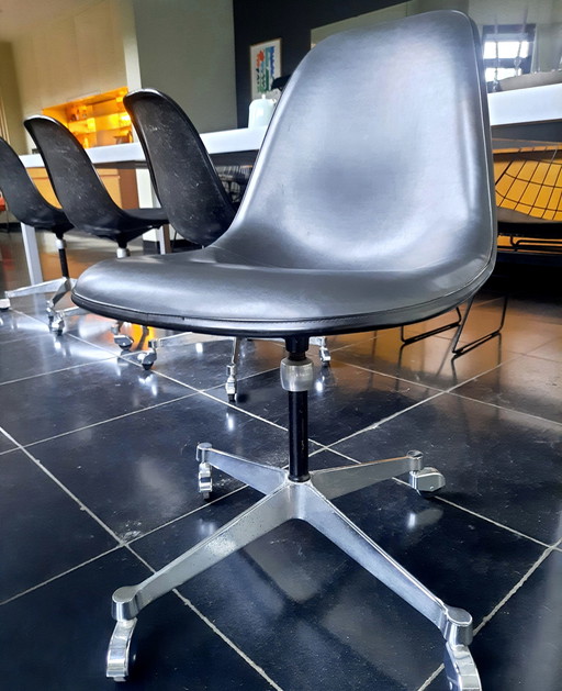 4 sillas laterales de fibra de vidrio Eames de Herman Miller