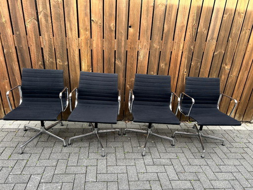 Sedia da conferenza di design Vitra Eames EA108, nera, base girevole