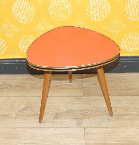 Image 1 of Taburete de flores original de los años 50 y 60 Resopal Rojo Ø34 H32 Mesa riñón con decoración retro