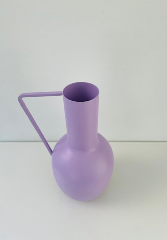 Image 1 of Pichet en métal lilas avec grande anse 30 cm