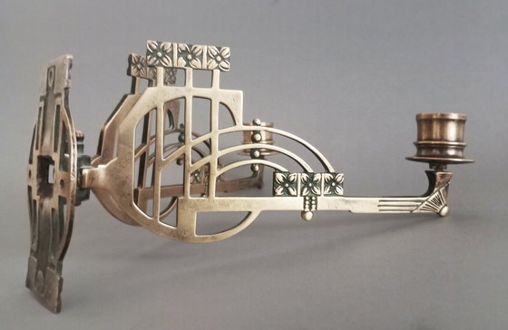 Image 1 of Geometrische messing kandelaar voor aan de muur in secessionistische/art nouveau-stijl, ca. 1900.