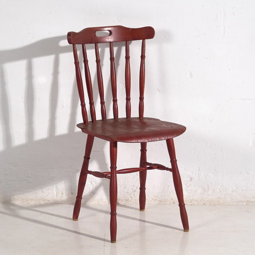 Chaise ancienne rouge style Windsor (c.1920)