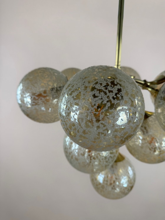 Image 1 of Superbe lustre en laiton et verre ambré des années 1970 - L'élégance de l'ère spatiale