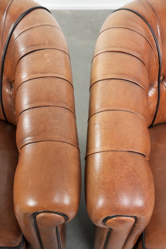 Image 1 of 2 Chesterfield-Clubsessel im englischen Stil mit Schaffellbezug in gutem Zustand