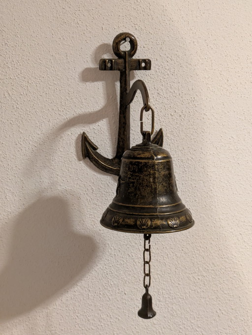 Hermosa campana de barco antigua con ancla ⚓