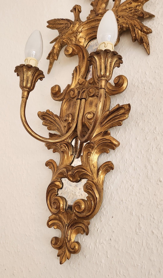 Lámparas de pared antiguas estilo rocalla, madera dorada con pan de oro, placas de espejo antiguas (photo 13 of 18)