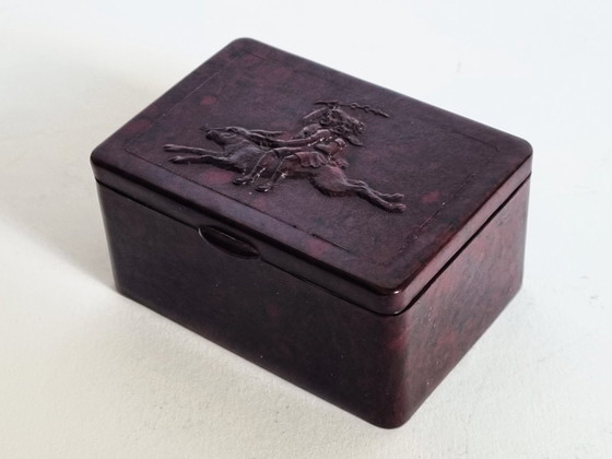 Image 1 of Portapillole/mini scatola in bachelite – bambini che cavalcano un coniglio – Art Deco in marmo rosso e nero