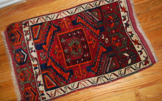 Image 1 of Alfombra turca Yastik antigua, hecha a mano y de colección, de 61 cm x 110 cm (2' x 3,6'), década de 1890 - 1B487