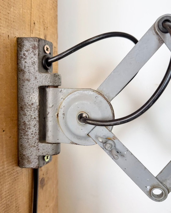 Image 1 of Industriële grijze schaarwandlamp, jaren 60