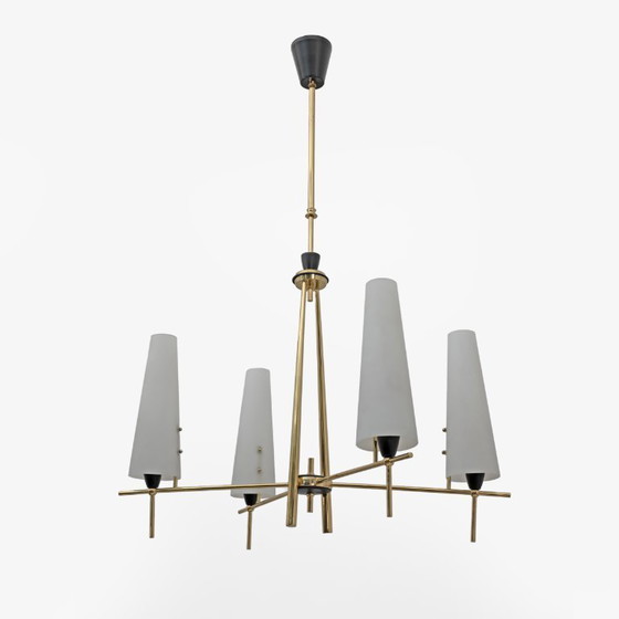 Image 1 of Stilnovo stijl, mid-century modern Italiaanse kroonluchter van messing en opaalglas uit de jaren 60.