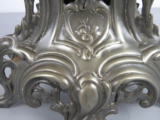 Image 1 of Rococo stijl tafelklok in sierlijk metaal – rijk gedecoreerd – ca. 40 cm