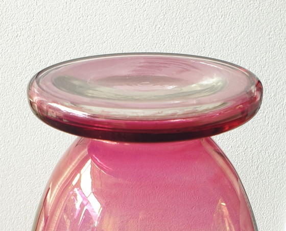 Image 1 of Vaso di cristallo dalla lucentezza iridescente/oleosa.