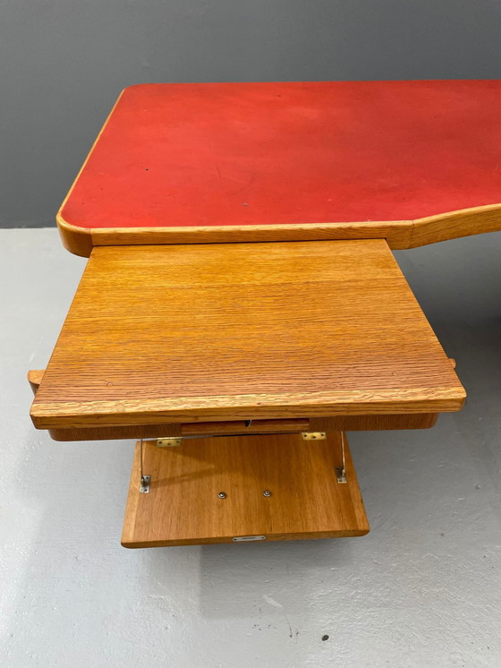 Image 1 of Bureau Bauhaus en noyer avec plateau rouge - Vintage Mid Century Design